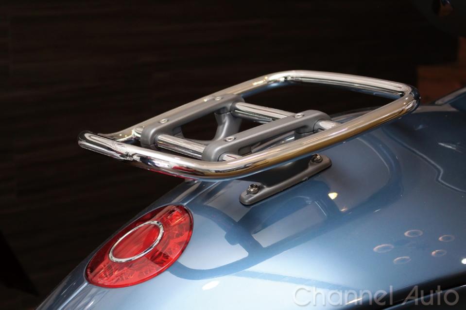 2014年式車型標準配備的金屬置物架，在美觀之外也提供車主便利的置物機能。