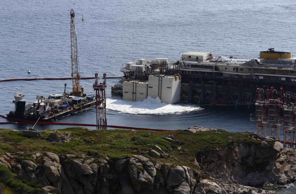 The cruise liner Costa Concordia is surrounded by tugboats during a refloat operation at Giglio harbour at Giglio Island July 14, 2014. (REUTERS/Alessandro Bianchi)