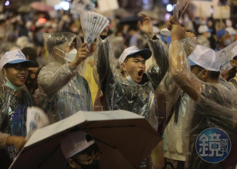 支持者身穿雨衣、撐雨傘到場支持，這是大雨也澆不滅的熱情。