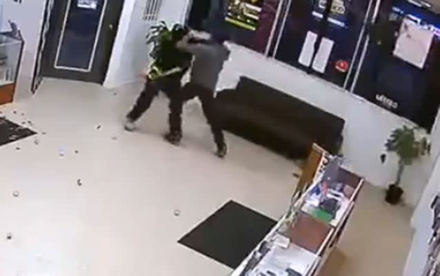 The man makes one last effort to stop the thief from leaving. Source: LiveLeak.