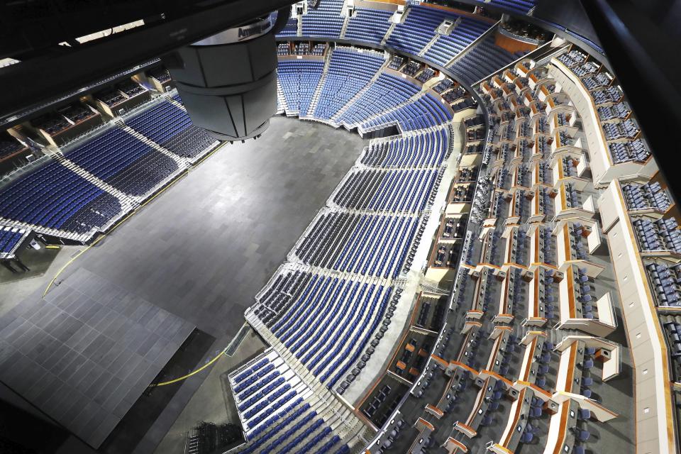 Las tribunas lucen vacías en el Amway Center de Orlando, hogar del Magic de la NBA, el jueves 12 de marzo de 2020. La NBA suspendió la temporada de manera indefinida ante el bronte del nuevo coronavirus. (Stephen M. Dowell/Orlando Sentinel vía AP)