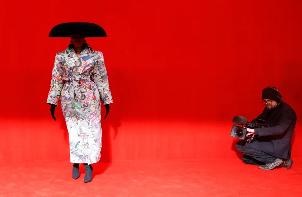 Para las marcas, exponer sus nombres es casi tan importante como las ventas. Por eso se hacen presentes en alfombras rojas, por ejemplo. Balenciaga Summer 2022. REUTERS/Gonzalo Fuentes