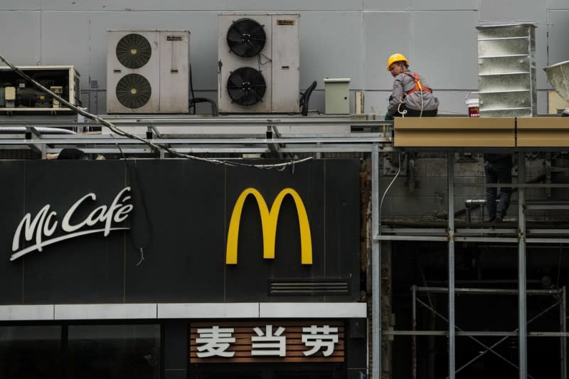 <cite>北京街頭的麥當勞招牌。（美聯社）</cite>