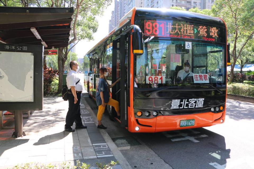 981公車自9/1起調整，恢復停靠「恩主公醫院」站。   圖：新北市交通局／提供