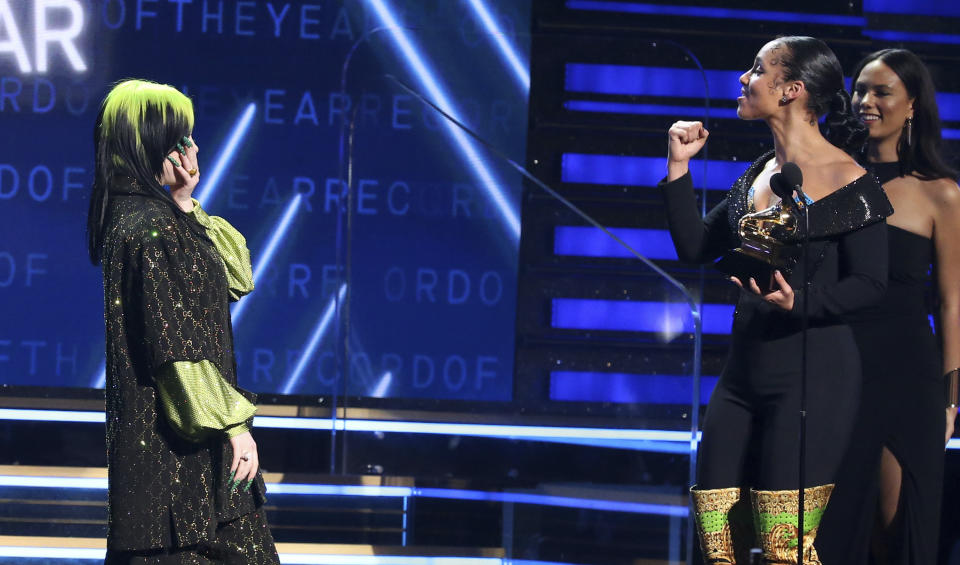 Billie Eilish, izquierda, reacciona antes de recibir el premio a la grabación del año por "Bad Guy" en la 62a entrega anual de los Grammy en el Staples Center el domingo 26 de enero de 2020 en Los Angeles. (Foto Matt Sayles/Invision/AP)