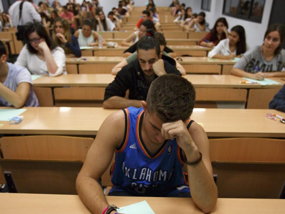 5e6fc018235c180e877a2a04 - Students taking an exam