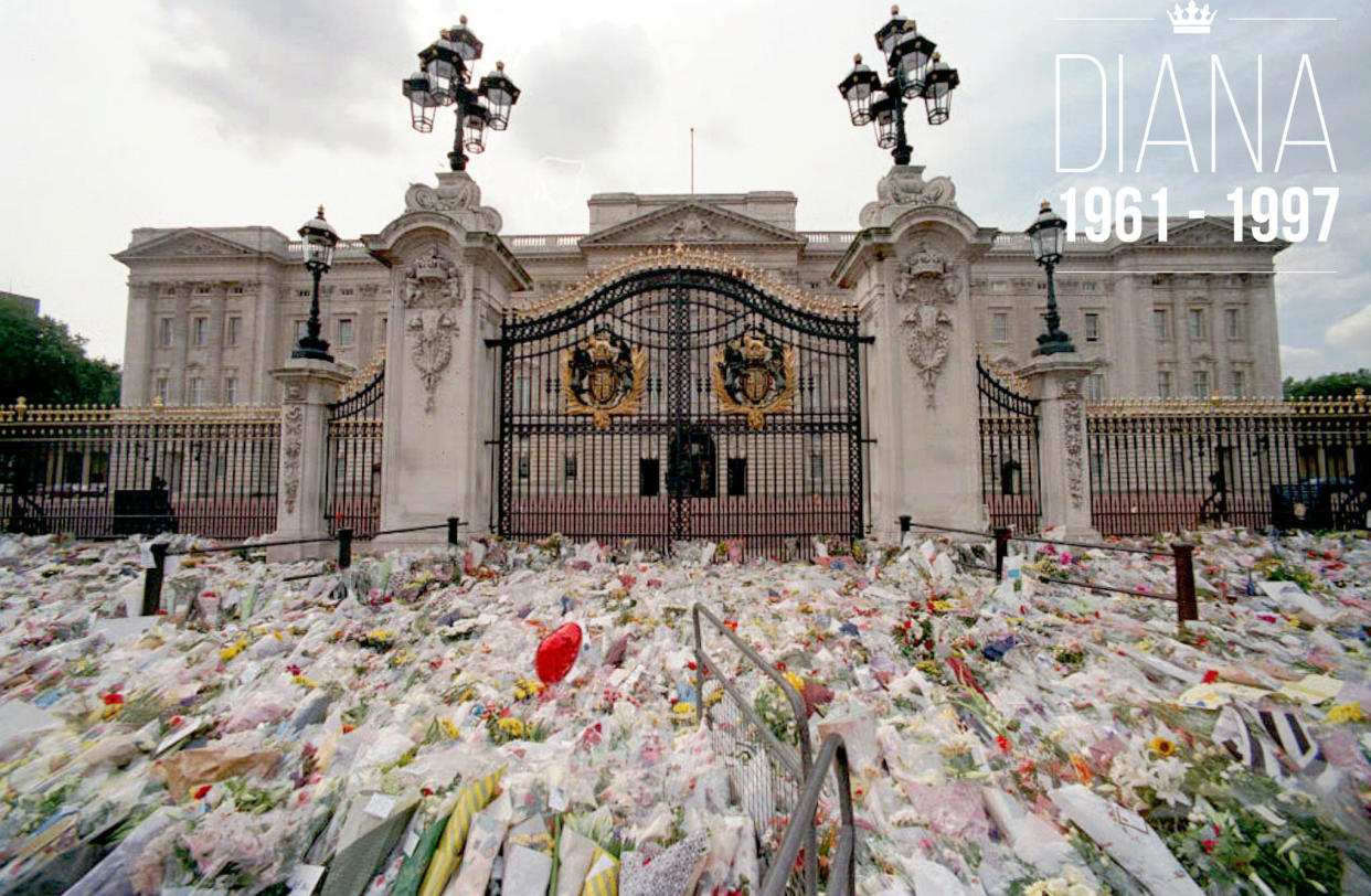 Ein Blumenmeer vor dem Buckingham Palace am 1. September 1997. (Bild: AP)