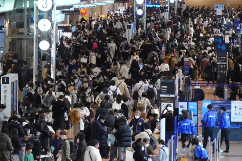 ▲日本東京羽田機場2日傍晚發生起火意外，一架日本航空客機降落時與準備運送賑災物資的海上保安廳飛機相撞起火。（圖／美聯社 ／達志影像）