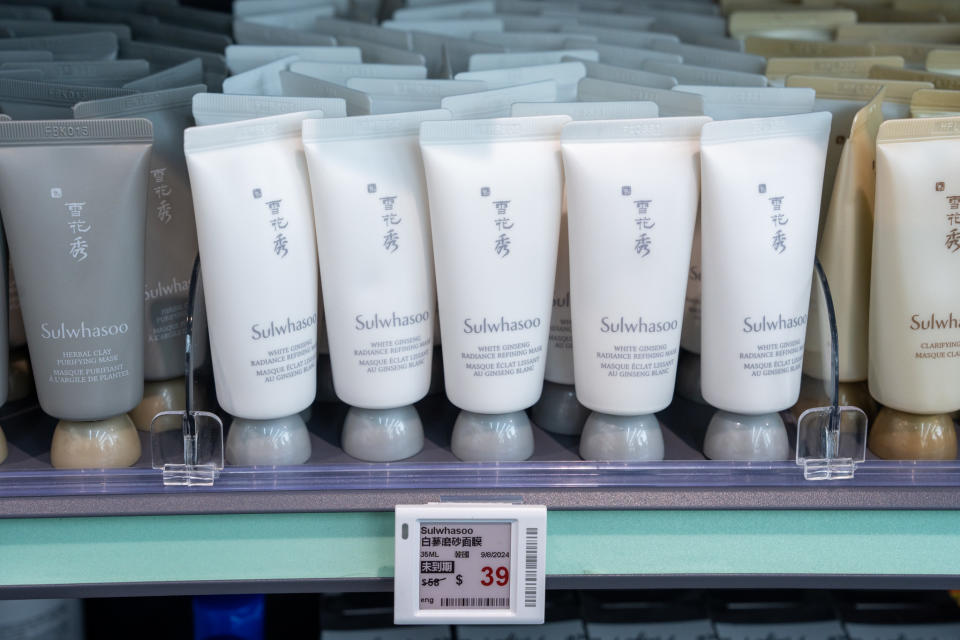 超市中亦有不少著品牌子的化妝或護膚品，圖為雪花秀磨砂面膜，市價為每支58元，店中只售39元，更尚有一年多才「過期」。