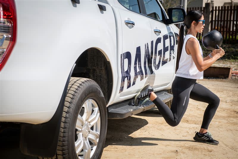 Ford Ranger車側的踏板也能夠作為保加利亞分腿蹲的輔助，教練建議搭配壺鈴效果倍增。（圖／Ford提供）