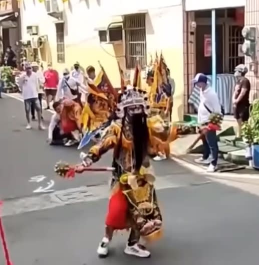 阿嬤闖陣，導致千里眼將軍超憤怒甚至還壓倒工作人員。（圖／翻攝自臉書社團 爆廢公社二館）