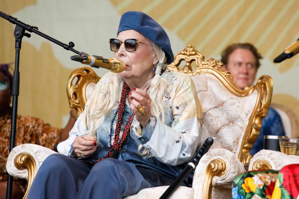 Joni Mitchel sang 2022 auf dem Newport Folk Festival. (Bild: Carlin Stiehl for The Boston Globe via Getty Images)