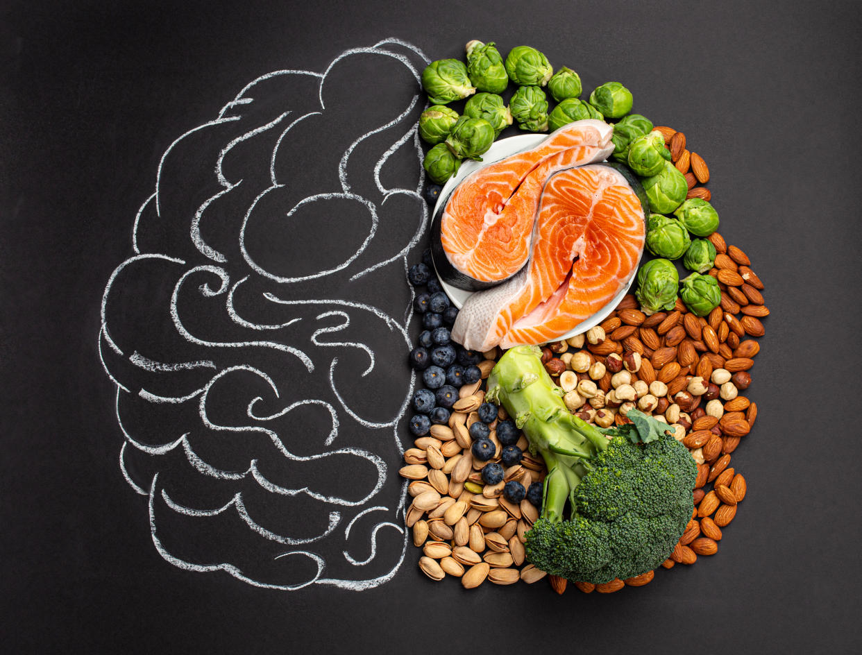 Hay una vitamina esencial para el cerebro, pues contribuye a su salud y desarrollo. Muchos alimentos como el brócoli y los frutos secos la contienen. (Getty Creative)