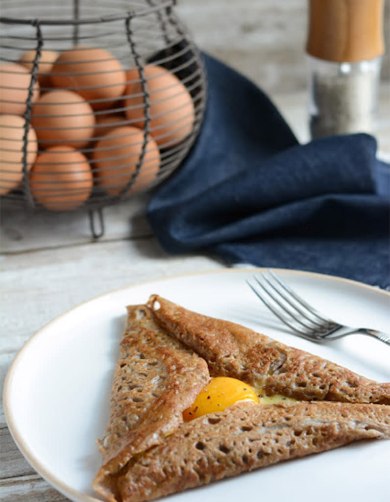 <p>Un classique breton qui ne déçoit jamais : la galette complète à base d’oeufs, jambon et fromage. </p><p>Découvrir la recette <a href="https://chichichoc.blogspot.com/2016/02/galette-bretonne-complete.html" rel="nofollow noopener" target="_blank" data-ylk="slk:ici;elm:context_link;itc:0;sec:content-canvas" class="link ">ici</a></p><br>