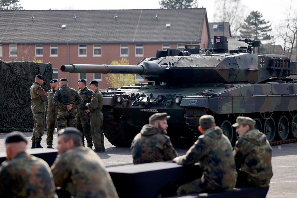 Ein Leopard 2A6 der Bundeswehr steht beim Besuch von NRW-Ministerpräsident Hendrik Wüst bei der Panzerbrigade 21 'Lipperland' in der Generalfeldmarschall-Rommel-Kaserne im Kreis Lippe.  - Copyright: picture alliance / Panama Pictures | Christoph Hardt