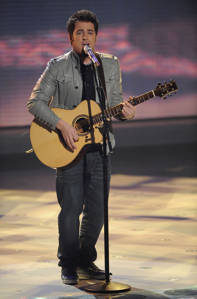 Lee DeWyze performs "Treat Her Like a Lady" by The Temptations on "American Idol."