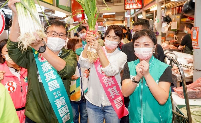 ▲蔡其昌的妻子黃玉廷由立委簡國書等人陪同，到建國市場拜票。（圖／蔡其昌競總提供，2022.11.05）