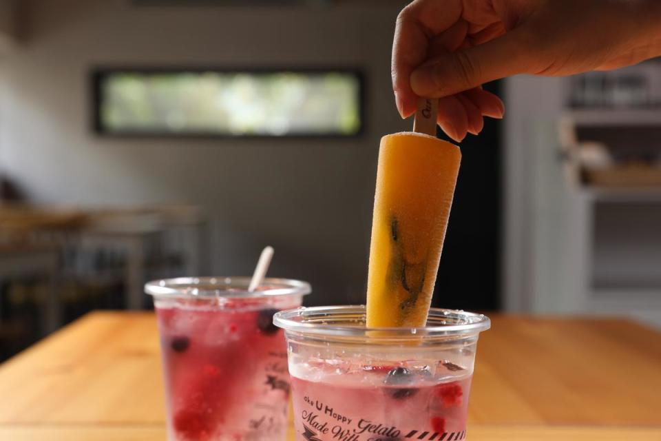 「鮮果棒一夏」用鮮果冰棒搭配氣泡飲，一飲兩吃，隨著冰棒融解，還可品嘗到飲料逐漸變化的樂趣。（80元／杯）