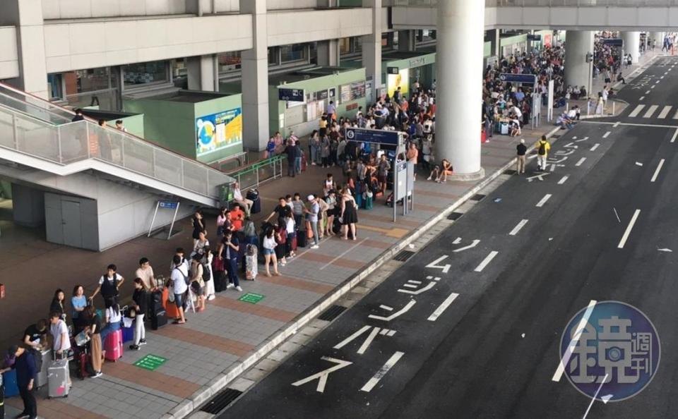 水淹關西機場致功能癱瘓，滯留旅客等待搭車。（民眾提供）