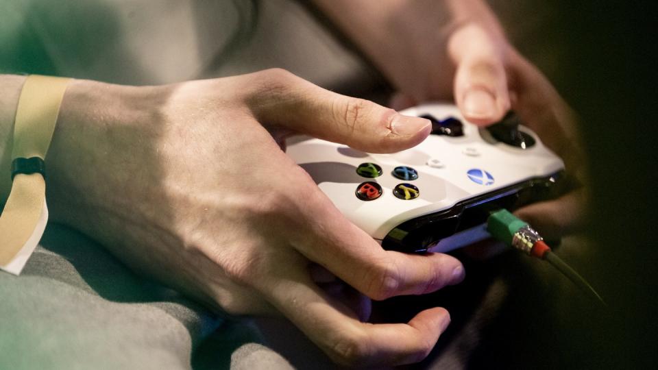 Die Hände eines Spielers an einem Xbox Controller: Microsoft stärkt seine Gaming-Sparte um die Spielkonsole Xbox mit einem milliardenschweren Zukauf.