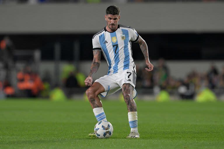 Rodrigo de Paul es uno de los futbolistas más importantes de la selección argentina dirigida por Lionel Scaloni; será titular ante Paraguay