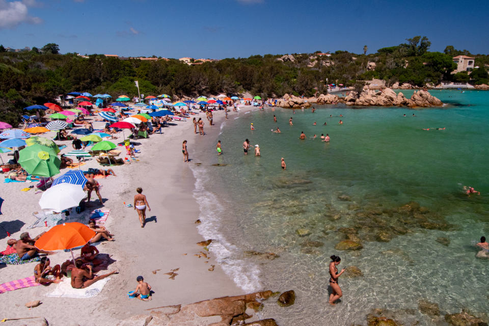 Tanti turisti affollano le spiagge più belle di Porto Cervo e dintorni. La Sardegna è finita nel mirino delle critiche per l'incremento di casi tra i turisti ma il governatore Solinas respinge le accuse: "Non siamo un'isola di untori". (Photo by Emanuele Perrone/Getty Images)