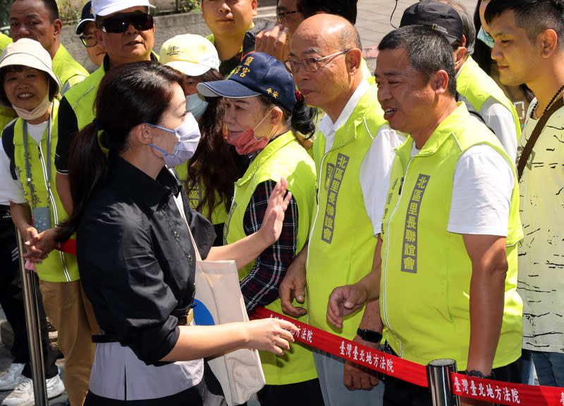 高虹安涉嫌詐領助理費案開庭  里長聲援（1） 台北地方法院17日繼續審理新竹市長高虹安涉嫌詐領 助理費案，高虹安（左）出庭時與到場聲援的里長聯 誼會成員致意。 中央社記者鄭傑文攝  113年4月17日 