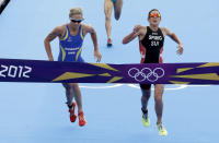 Nicola Spirig (R) of Switzerland wins the women's triathlon final during the London 2012 Olympic Games at Hyde Park August 4, 2012. Lisa Norden (L) of Sweden took the silver. REUTERS/Tim Wimborne (BRITAIN - Tags: SPORT TRIATHLON SPORT OLYMPICS) 