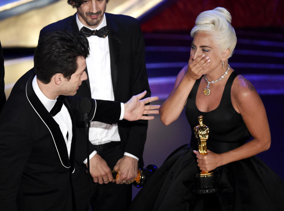 Lady Gaga kann es kaum fassen: Sie hat einen Oscar gewonnen. (Bild: Chris Pizzello/Invision/AP)