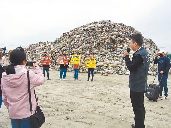 雲林縣口湖鄉協助水林鄉轉運垃圾，口湖鄉內卻堆積7200公噸垃圾未去化。（張朝欣攝）