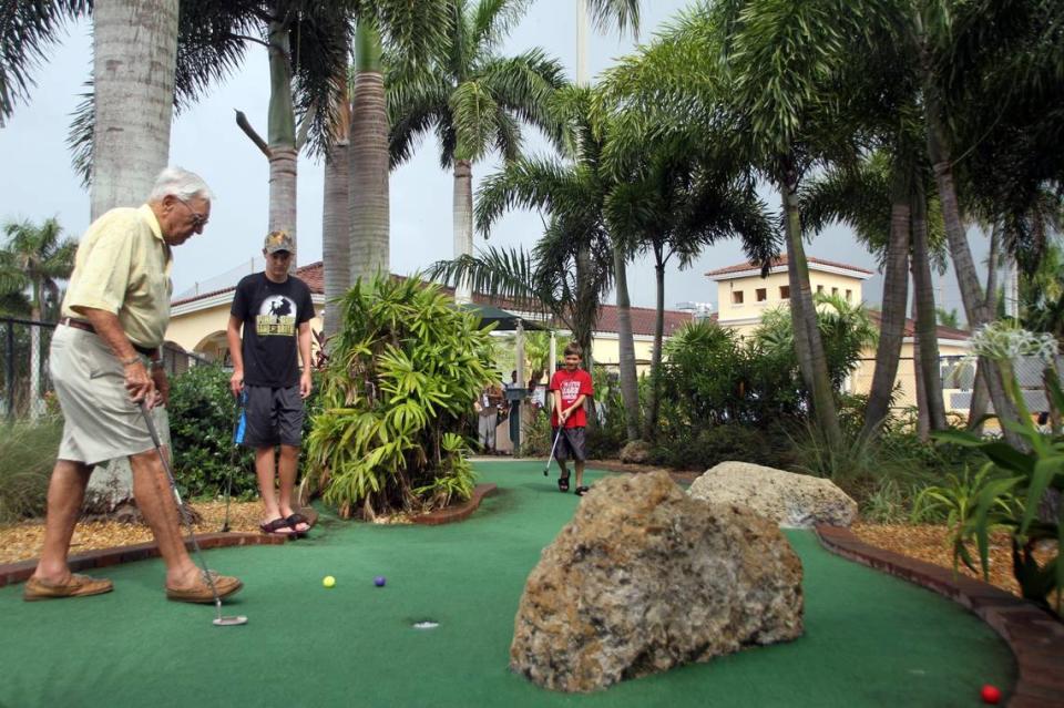 Palmetto mini-Golf ofrece actividades divertidas para toda la familia en un ambiente seguro.