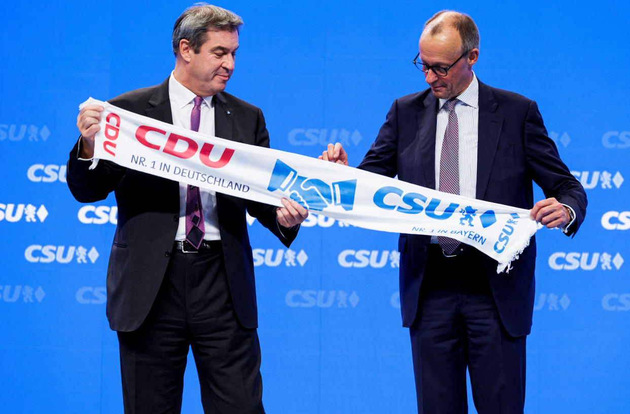 Markus Söder (links) und Friedrich Merz bei einem CSU-Parteitag in Augsburg im Oktober 2022 (Bild: REUTERS/Lukas Barth)