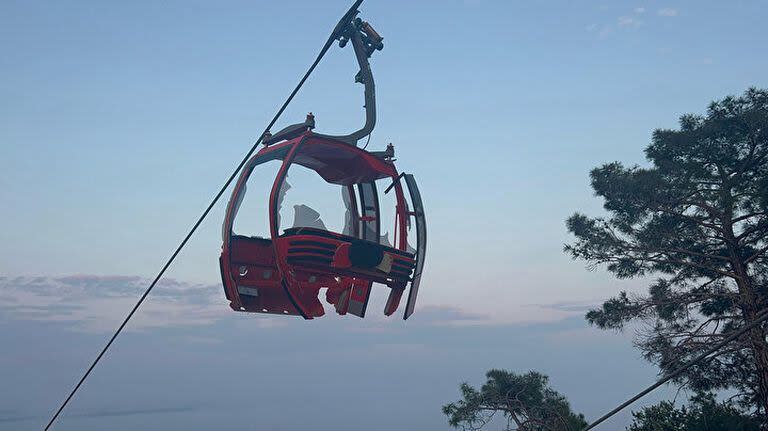 Así quedó la cabina del teleférico tras impactar contra el poste de seguridad