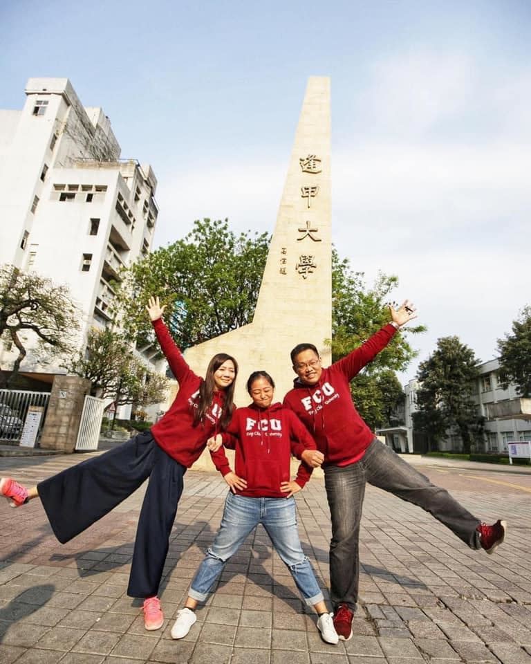 校友紛紛分享以前在校門合影照片。（圖／翻攝逢甲大學臉書）