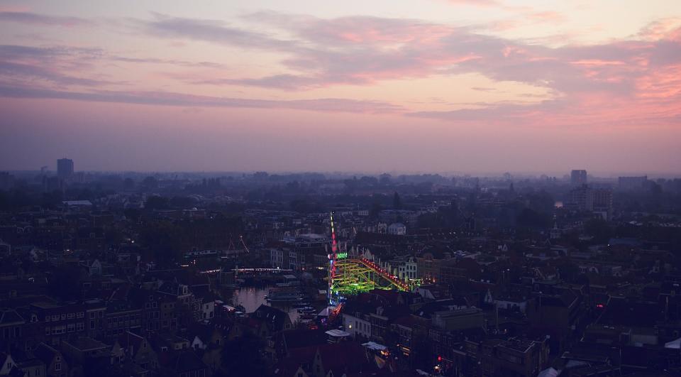 Gli studenti che raggiungono Leiden hanno la fortuna di studiare nella più antica università dei Paesi Bassi e di vivere in un luogo con una scena culturale della città ricca di appuntamenti musicali. L’anno inizia con la Leiden Jazz and Blues week, un’intera settimana dedicata alla musica jazz, ma chi arriva in città in estate può assistere ai concerti che si tengono su piattaforme che galleggiano sul canale Rapenburg. A luglio Leiden ospita anche il Werfpop, un festival pop che attira ogni anno migliaia di visitatori. Ce n’è per tutti i gusti, basta seguire le note e lasciarsi coinvolgere.