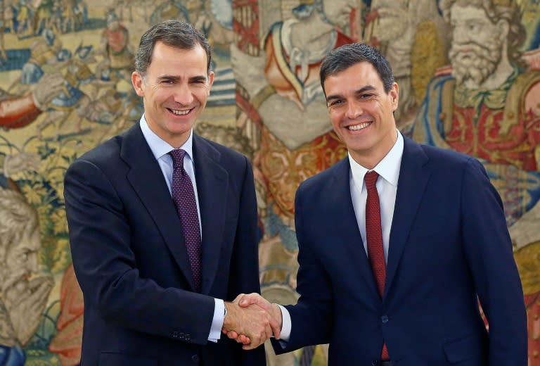 Spain's King Felipe VI (L) shakes hands with Socialist Party (PSOE) leader Pedro Sanchez on February 2, 2016 -- Sanchez was designated by the king as prime ministerial candidate after Mariano Rajoy pulled out