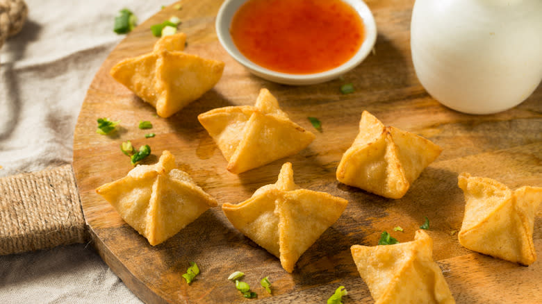 crab rangoons with dipping sauce