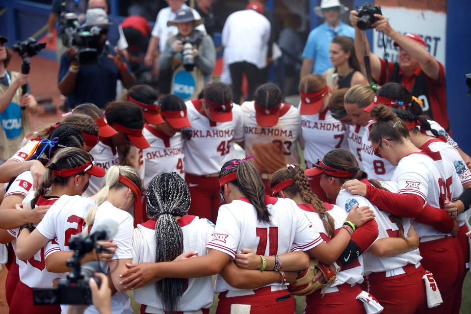 Oklahoma huddles following a softball game between the Oklahoma Sooners and Stanford in the Women’s College World Series at USA Softball Hall of Fame Stadium in in Oklahoma City, Monday, June, 5, 2023. Sarah Phipps, The Oklahoman