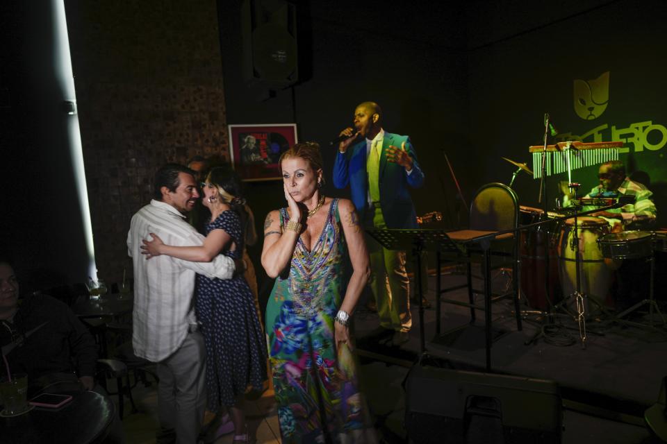 La gente baila con Freddy Vera cantando Boleros en el club "El Gato Tuerto" en La Habana, Cuba, el domingo 21 de enero de 2024. (AP Foto/Ramón Espinosa)