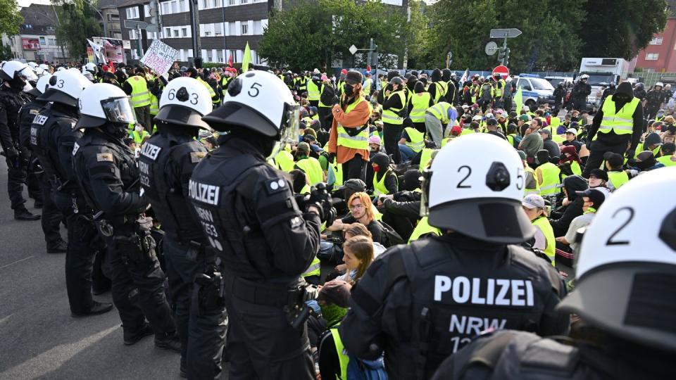 Nach Polizeiangaben kam es zu mehreren gewalttätigen Aktionen und Festnahmen (Bild: dpa)