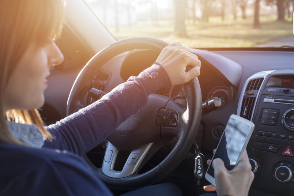 Si schianta in auto, la morte in diretta al telefono