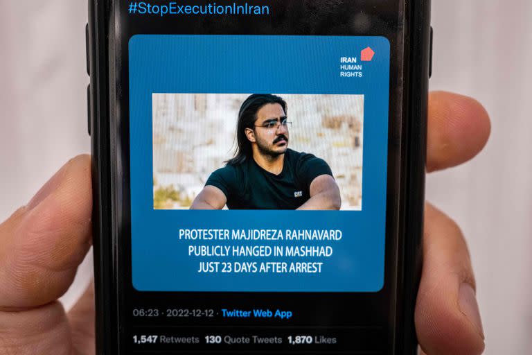 Una persona en la capital chipriota, Nicosia, consulta un teléfono móvil el 12 de diciembre de 2022, mostrando un tuit sobre la ejecución anunciada por las autoridades iraníes de Majidreza Rahnavard, la segunda pena capital vinculada a las protestas. 