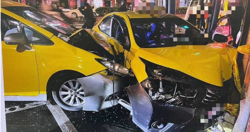 北市信義區2輛計程車在通過路口時發生碰撞，2車均因受到撞擊而變形毀損。（圖／翻攝畫面）