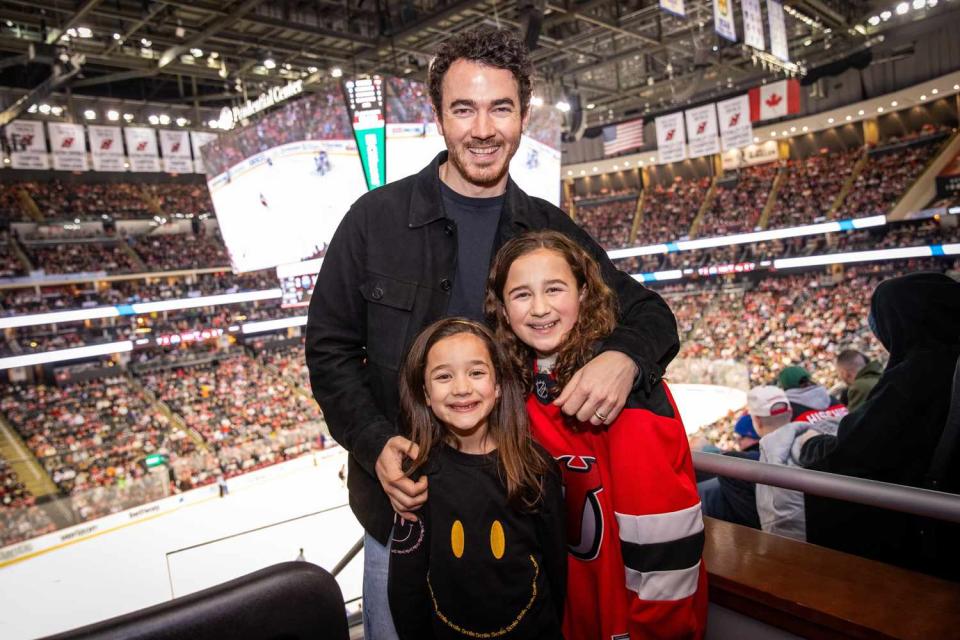 <p>New Jersey Devils</p> Kevin Jonas with daughters Valentina and Alena