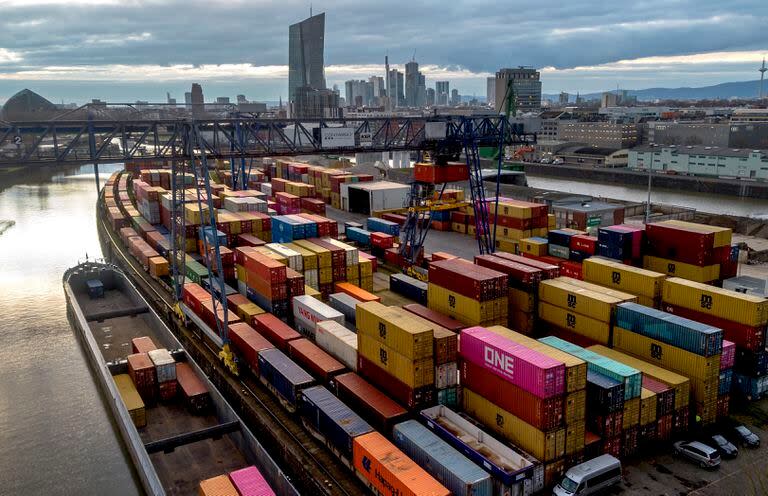 Contenedores en el puerto de Fráncfort, Alemania. (AP Foto/Michael Probst, Archivo)