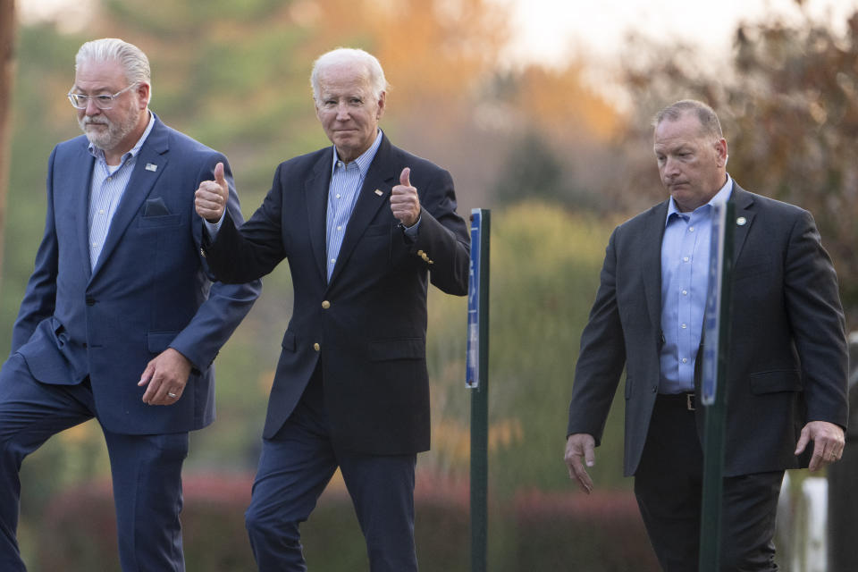 El presidente Joe Biden hace un gesto con dos pulgares hacia arriba respondiendo a una pregunta de los medios sobre el acuerdo logrado por la UAW el sábado 28 de octubre de 2023. (AP/Manuel Balce Ceneta)
