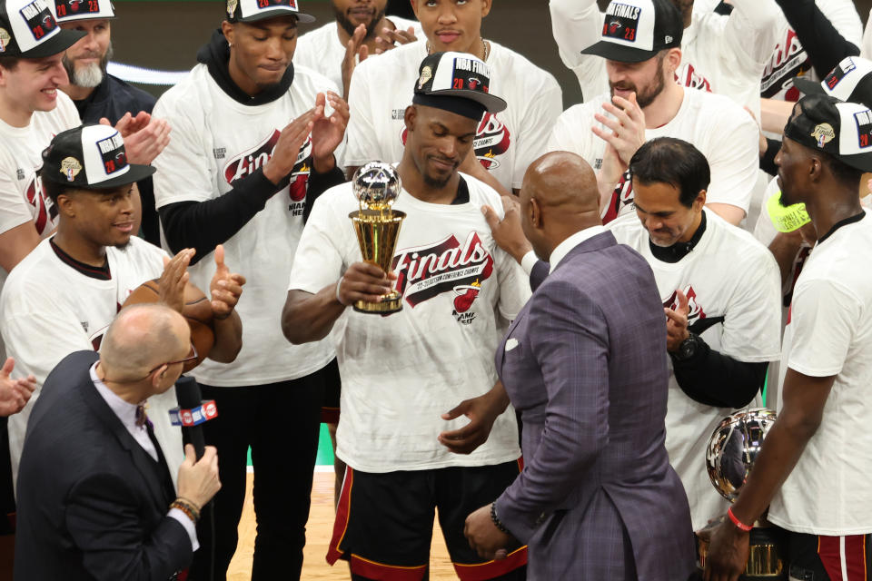 Hall of Famer Alonzo Mourning mempersembahkan bintang Miami Heat Jimmy Butler dengan penghargaan MVP final Wilayah Timur setelah kemenangan timnya di Game 7 melawan Boston Celtics.  (Gambar Adam Glanzman/Getty)