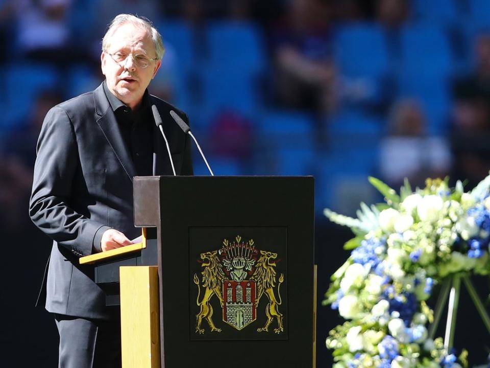 Sichtlich gerührt nahm Comedian Olli Dittrich Abschied von Fußballikone Uwe Seeler. (Bild: Getty Images/Pool Images Europe)