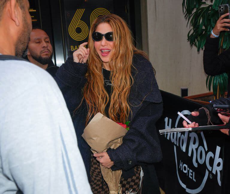 
Shakira sonrió para los flashes mientras recibía una ramo de flores. Saludó a sus fans, antes de subirse a un auto, a la salida del Hard Rock Hotel de Nueva York. La cantante de 47 años llevaba gafas negras, un tapado largo gris y pantalones a cuadros de la firma italiana Fendi
