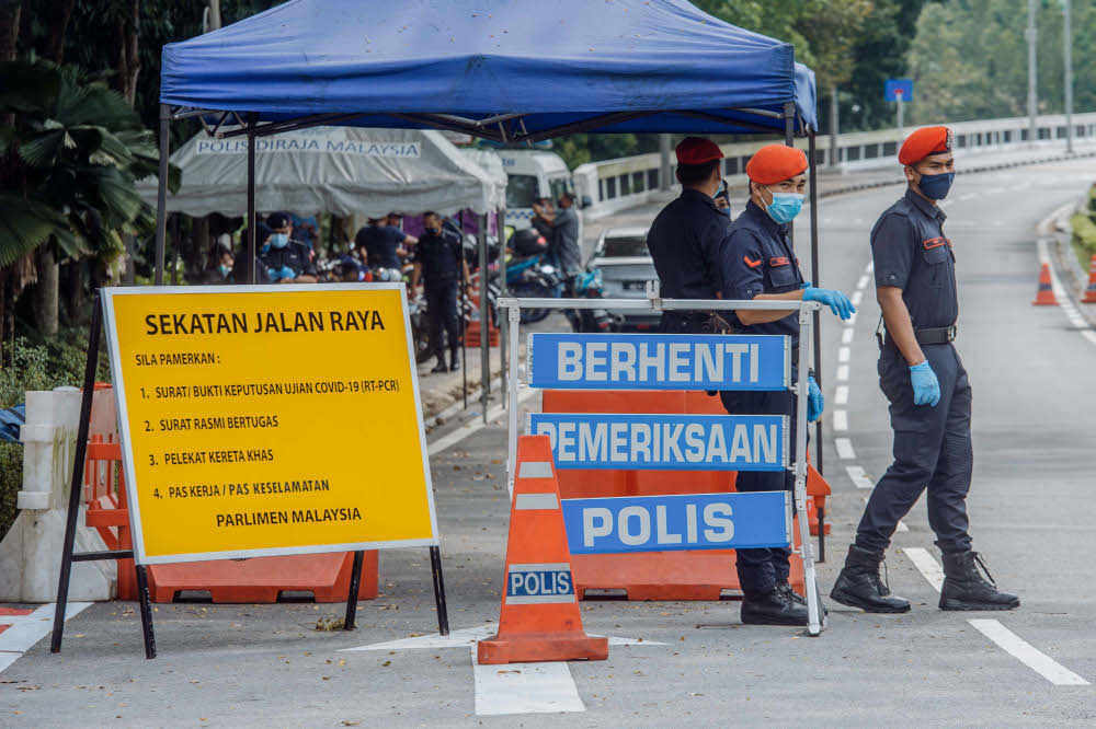 Parliament compound under heavy guard by police July 29, 2021. — Picture by Shafwan Zaidon